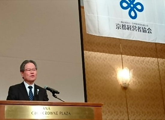 挨拶する安藤会長（三洋化成工業株式会社 代表取締役社長）