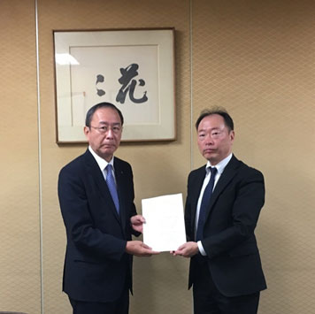 京都労働局高井局長より要請文を受け取る小畑会長