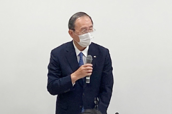 経営者に向けてのメッセージを発表する小畑会長